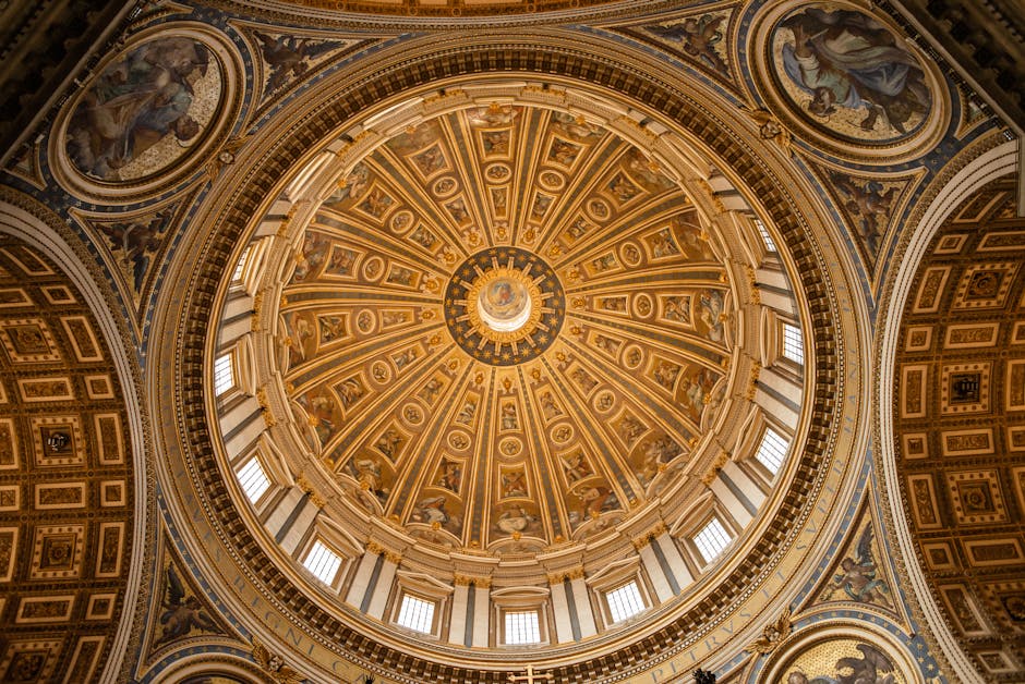 Visiter le Vatican : guide complet pour débutants 4 st peters basilica ornate dome interior detail