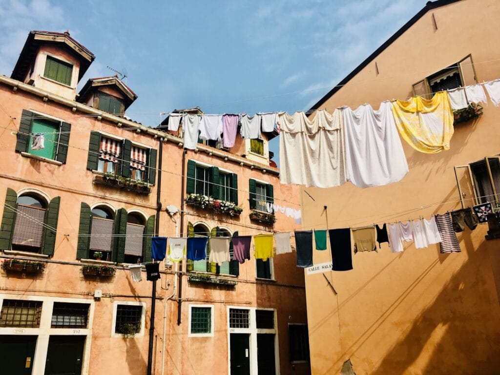 Où vivre l'âme locale : quartiers secrets de Rome 5 trastevere rome balcony with hanging laundry
