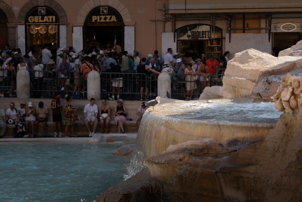 Hôtels économiques avec service inclus à Rome 5 trevi fountain early morning tourists