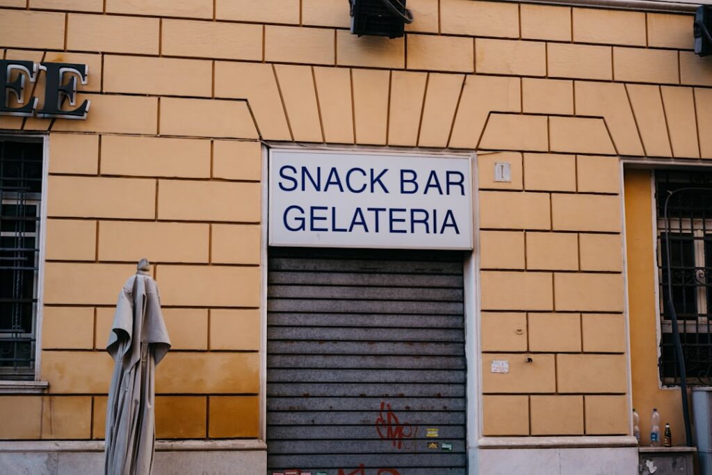 Les meilleurs arancini et versions romaines 7 rome snack bar gelateria closed metal shutter
