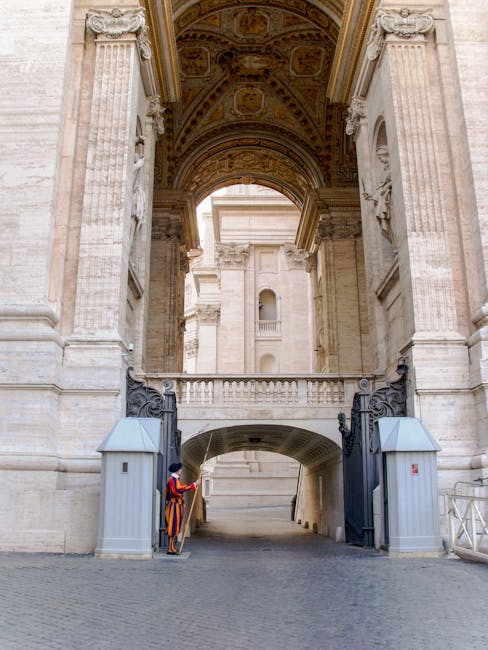 Secrets architecturaux de la place Saint‑Pierre 17 swiss guard portrait inside st peters basilica