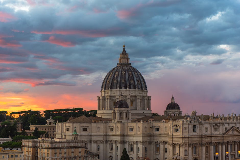 Faire une visite thématique des évangiles 7 st peters basilica dome view from square sunset