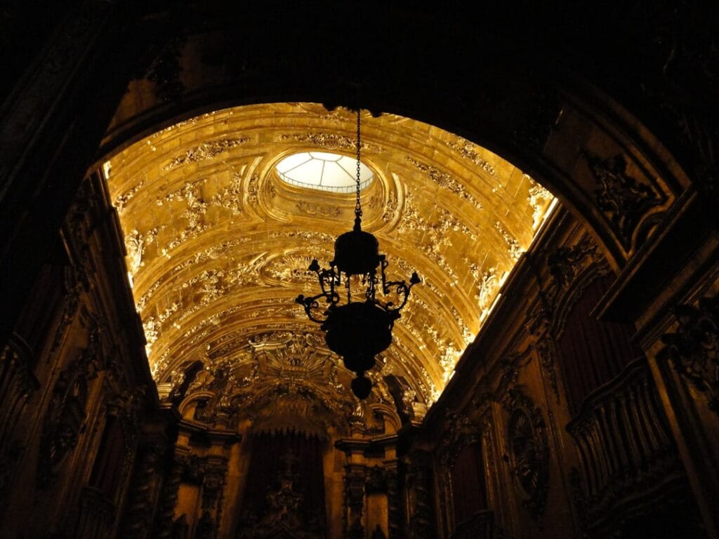 Mosaïques du Vatican : guide visuel 3 vatican basilica golden vaults filtering light