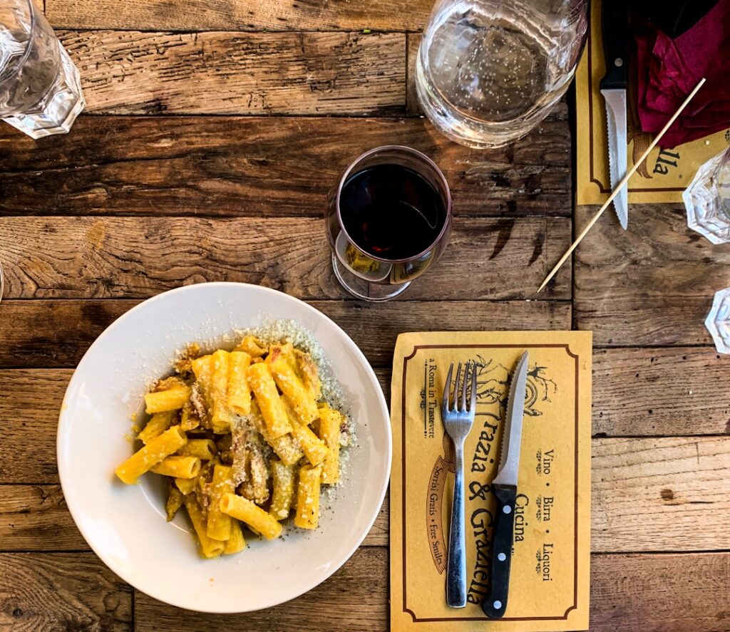 Guide des meilleures trattorias romaines 13 rome trattoria wooden table with tomato sauce