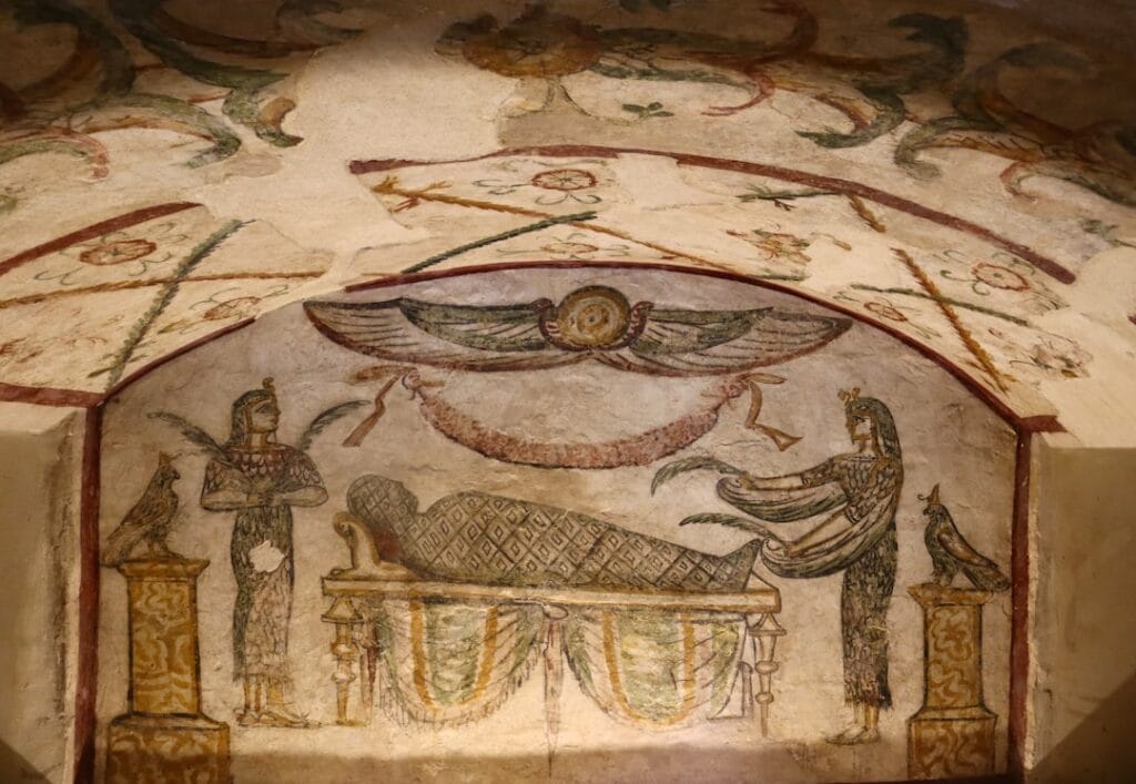 Les catacombes proches du Vatican à voir 2 rome priscilla catacombs pagan mural serpent motif