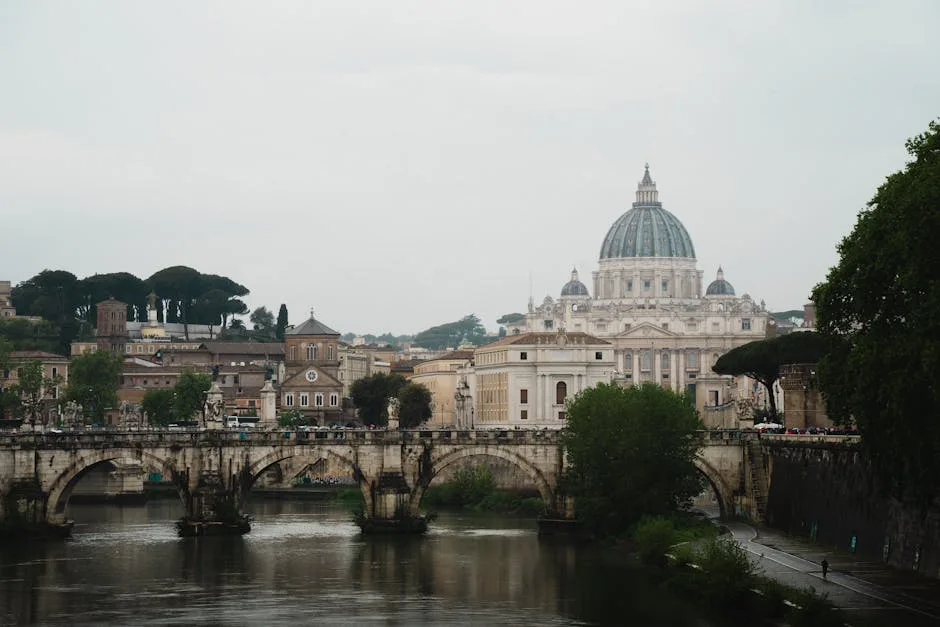 Dôme de la basilique Saint‑Pierre et le pont sur le Tibre, Rome