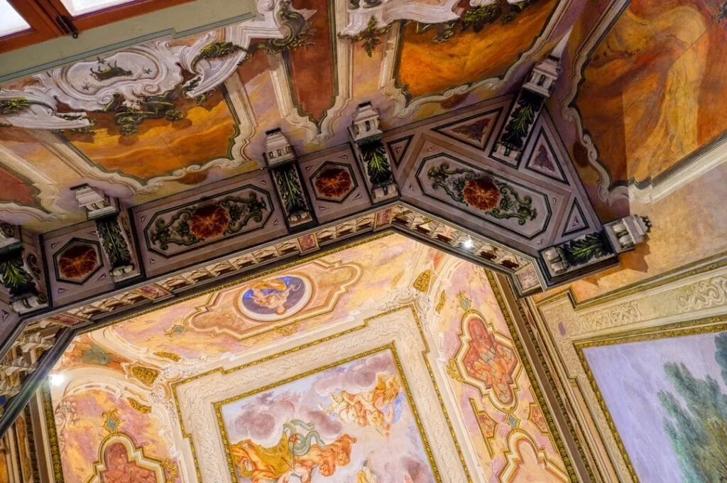 Plafond peint richement décoré dans les appartements des musées du Vatican