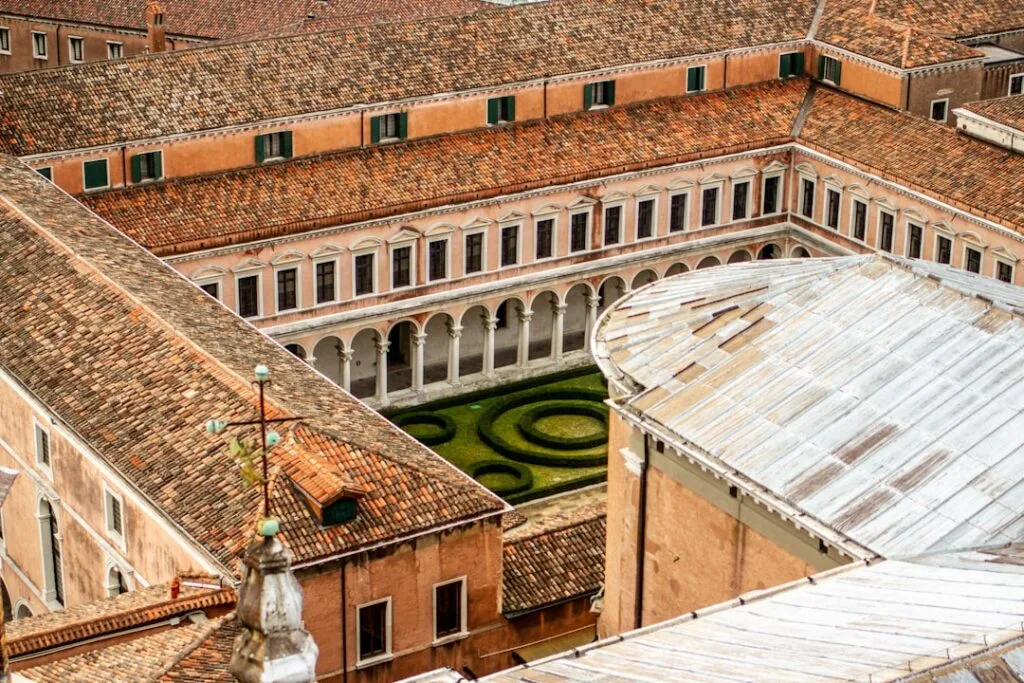 Cours intérieur avec toits en tuiles et cloître vues à Rome