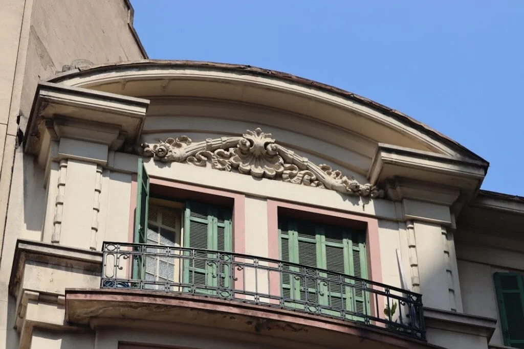 Balcon art nouveau avec volets verts dans le quartier Prati à Rome