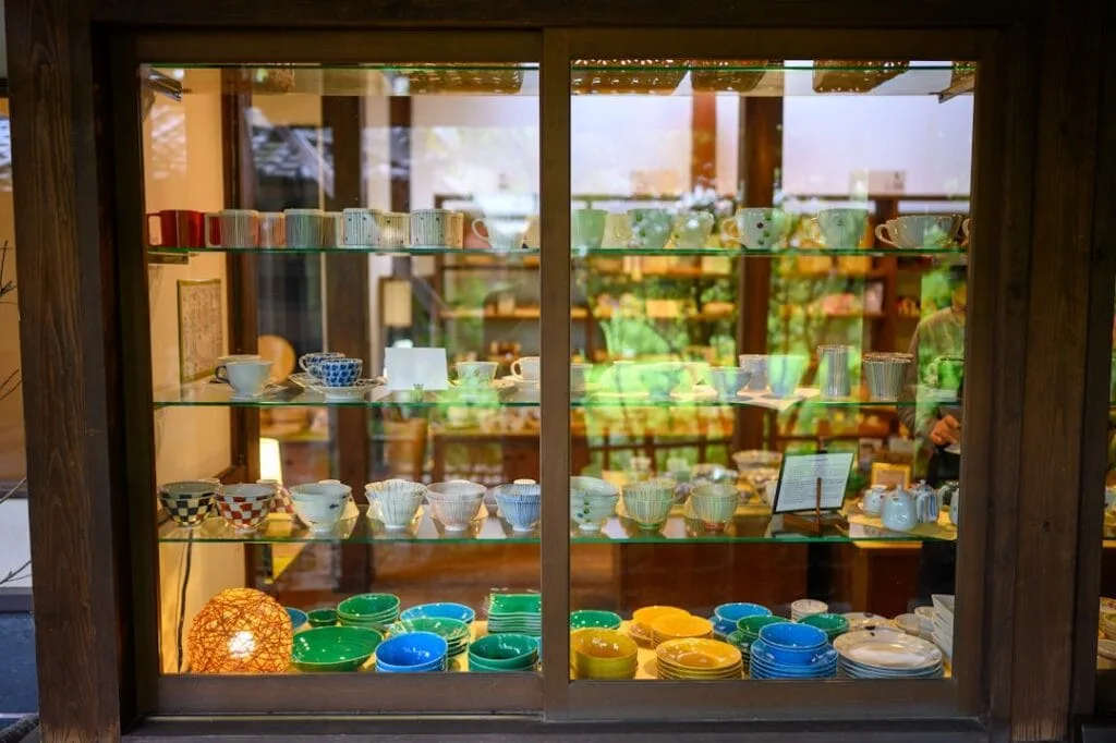 Vitrine pleine de céramiques colorées dans une boutique romaine