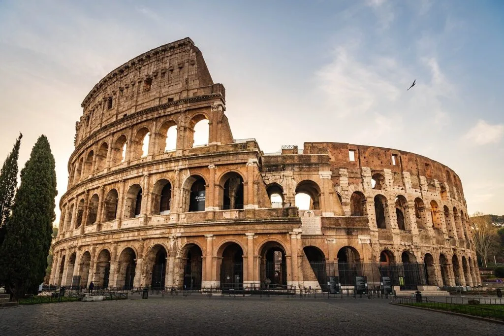 Colisée antique de Rome éclairé par la lumière dorée du soir
