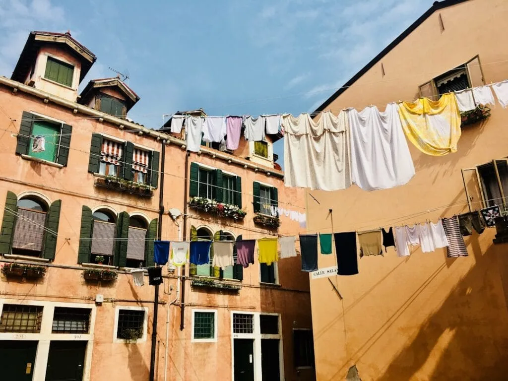 Cours intérieur romain avec linge étendu entre façades colorées