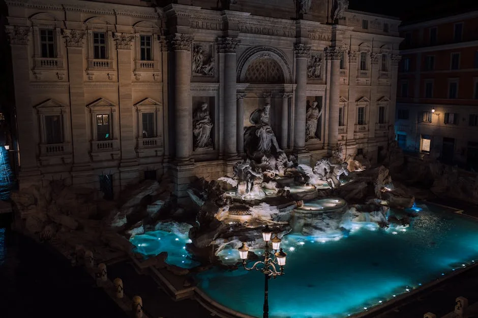 Fontaine de Trevi à Rome la nuit, eau turquoise illuminée