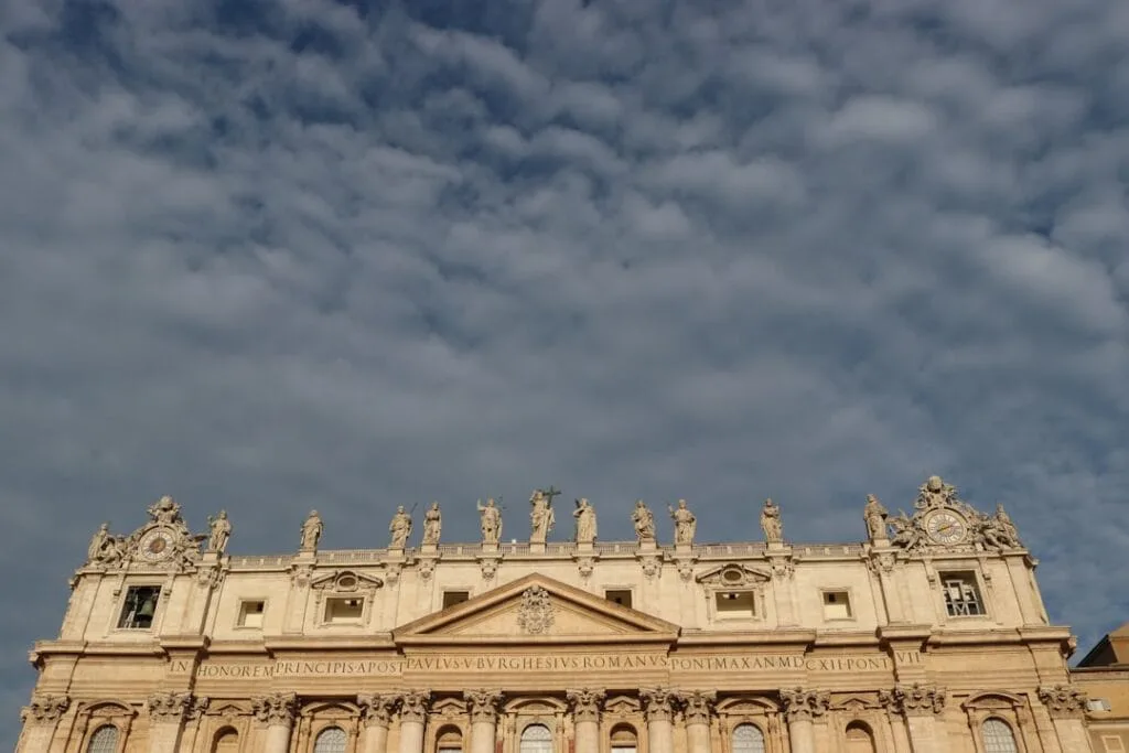Façade de la basilique Saint‑Pierre au Vatican sous ciel nuageux