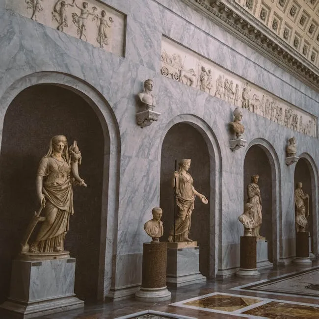 Galerie des musées du Vatican avec statues antiques dans des niches