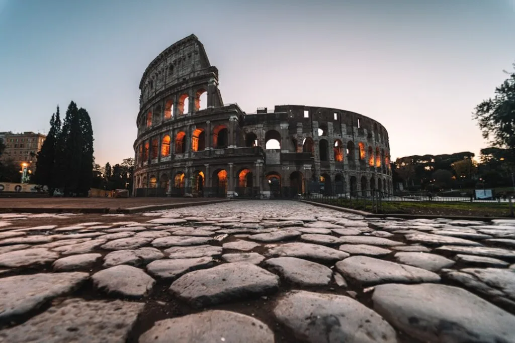 Perspective au ras du sol sur les pavés menant au Colisée de Rome
