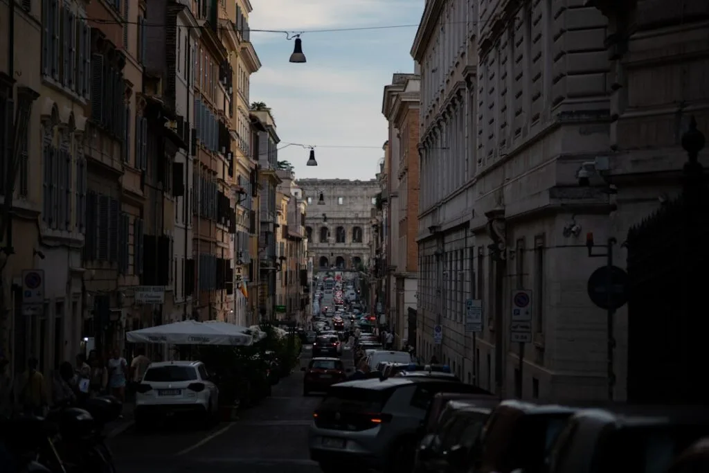 Rue animée de Rome avec le Colisée visible au loin