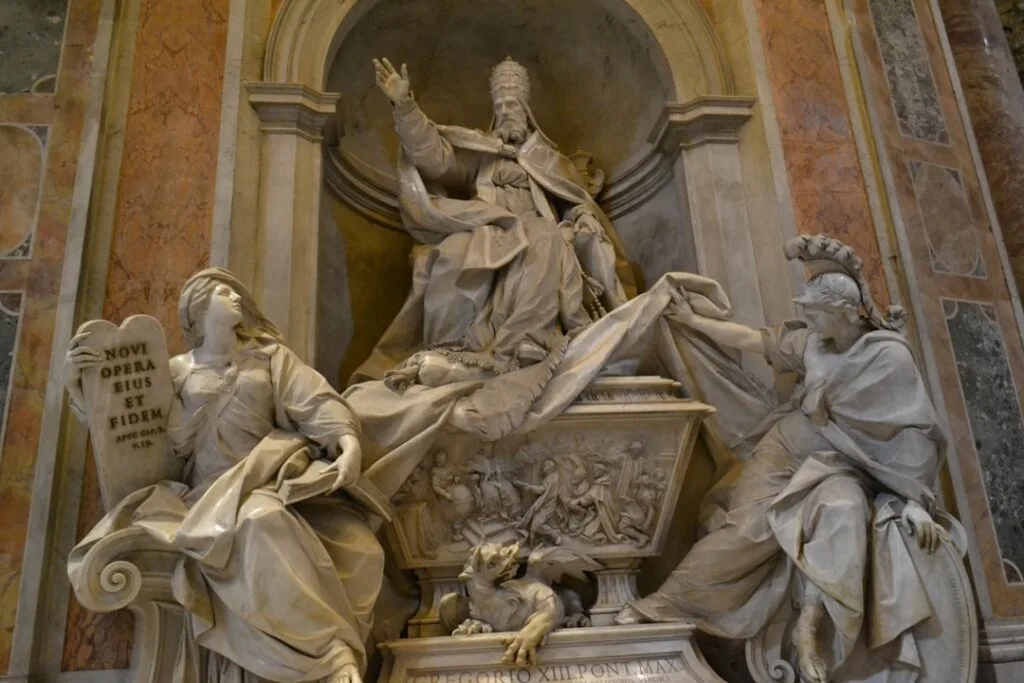 Groupe sculpté en marbre représentant un pape dans une chapelle romaine