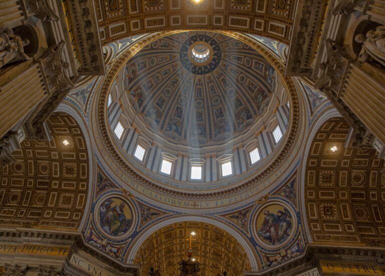 Itinéraire photo religieux pour inspirer Rome 67 st peters basilica dome interior morning light