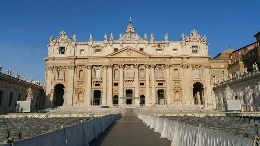 Façade de la Basilique Saint‑Pierre au Vatican, devant la place vide
