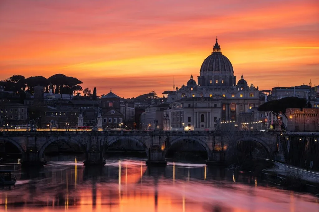 Sint-Pietersbasiliek weerspiegeld in de Tiber bij zonsondergang