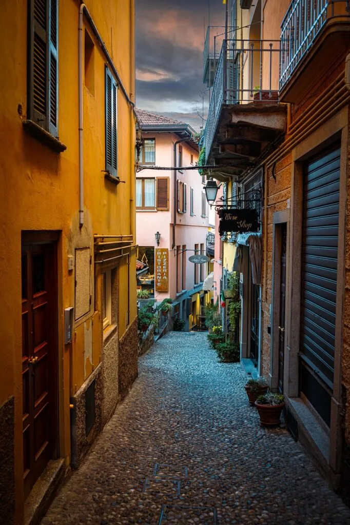 Ruelle pavée étroite bordée de façades colorées dans Rome