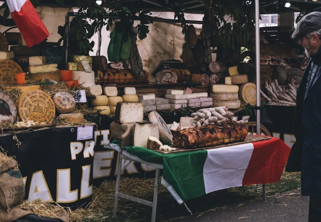 étal de fromages et charcuteries italiennes sur drapeau, marché romain