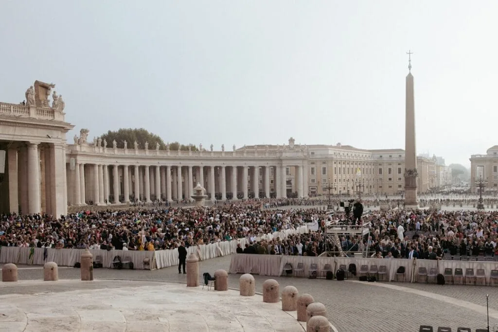 Foule rassemblée pour l'audience papale sur la place Saint‑Pierre, Rome