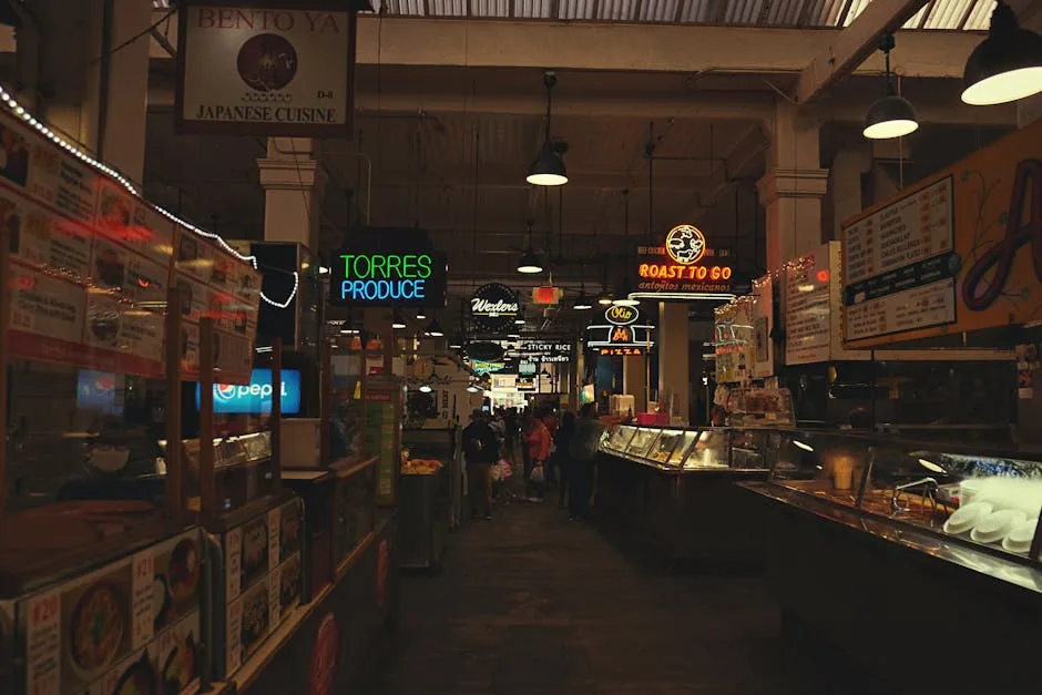 Hall du marché couvert éclairé avec enseignes néon et étals
