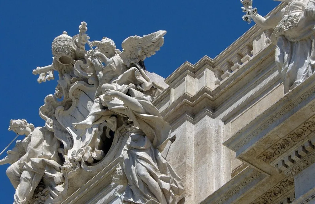 Détails sculptés d'anges et de la tiare papale sur la basilique Saint-Pierre à Rome