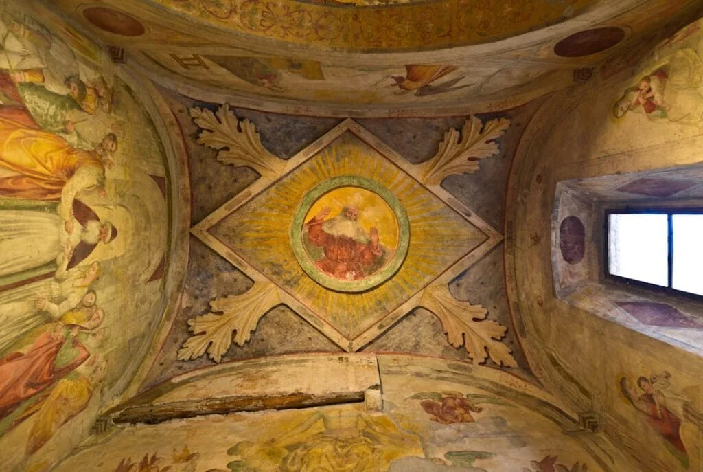 Gewölbedecke einer vatikanischen Kapelle, bunte Fresken und zentrales Medaillon