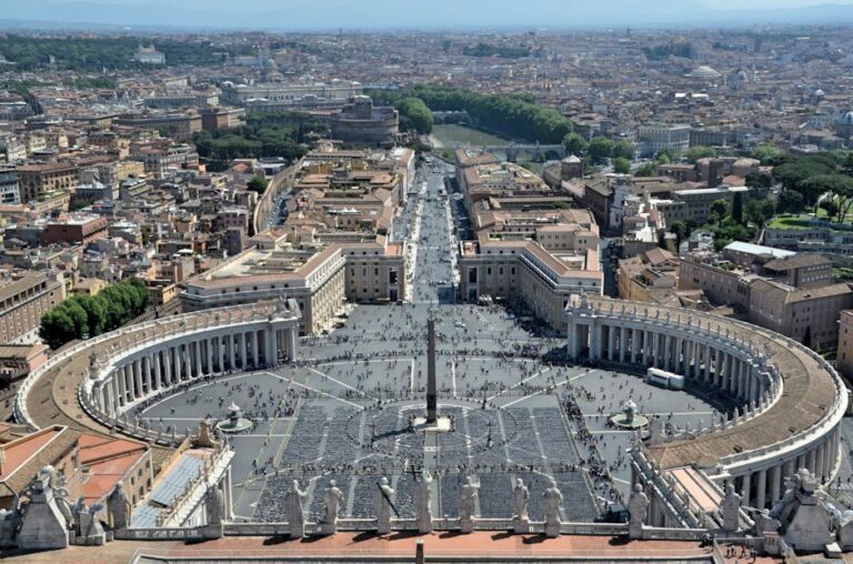 Secrets architecturaux de la place Saint‑Pierre 11 st peters square bernini colonnade with obelisk