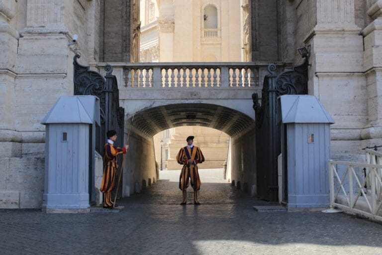 Comment réserver l'audience papale à Rome 29 st peters square sunrise with swiss guards