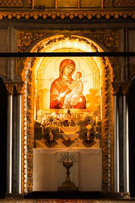 Ikone der Muttergottes mit dem Jesuskind, beleuchtet in einer goldenen Altarnische im Vatikan