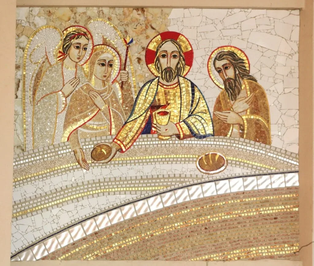 Mosaïque dorée représentant le Christ et disciples sur fond blanc, Vatican