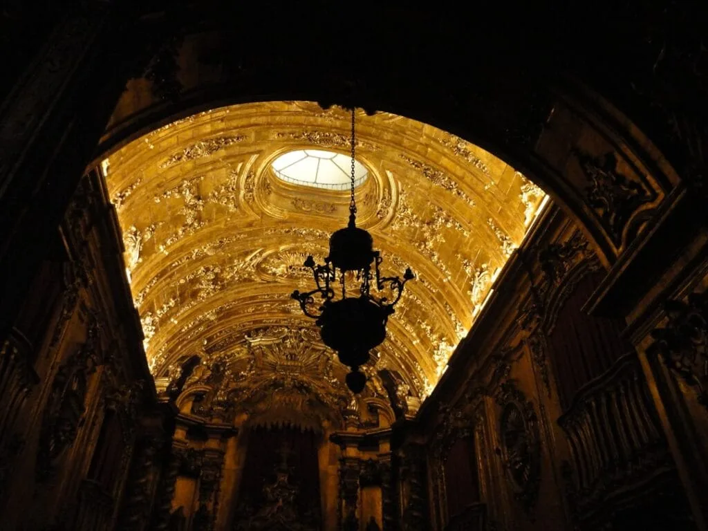 Voûte baroque dorée éclairée avec lustre suspendu, église du Vatican