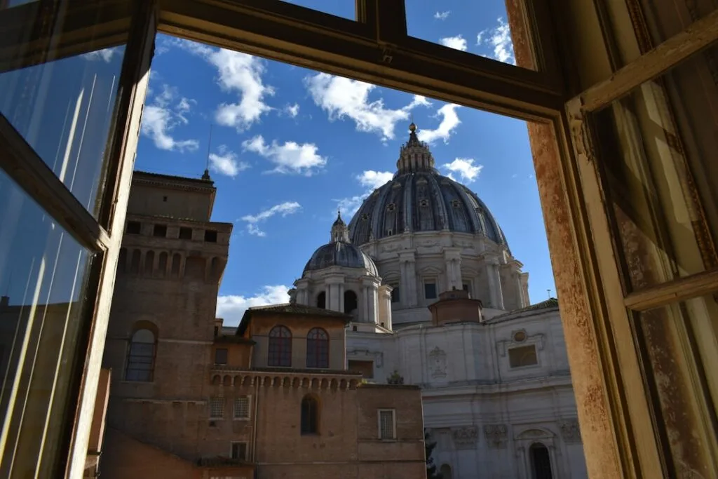 Dôme de la basilique Saint-Pierre au Vatican vu depuis une fenêtre