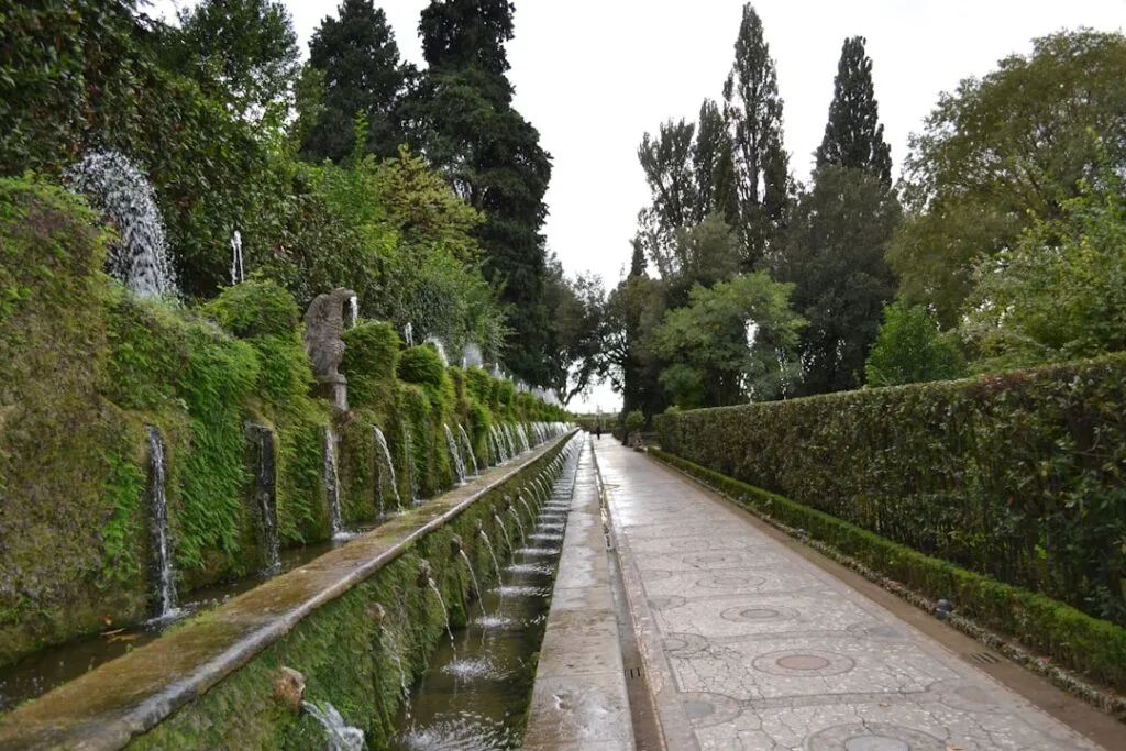 Allée bordée de fontaines dans les jardins du Vatican