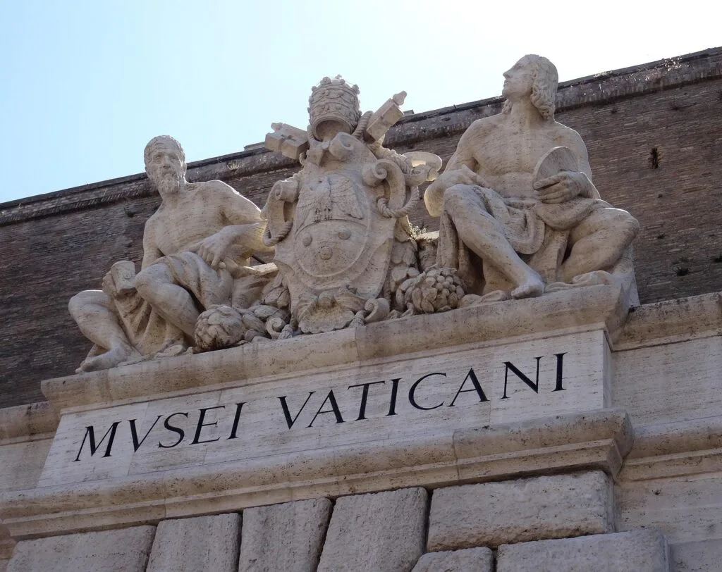 Fronton des Musées du Vatican avec inscription MVSEI VATICANI