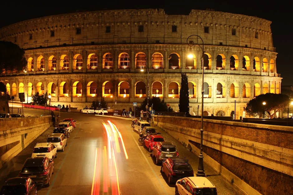 Colisée de Rome illuminé la nuit, traînées lumineuses sur la rue