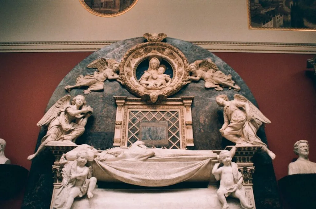 Sarcophage sculpté avec Vierge, anges exposé aux Musées du Vatican, Rome