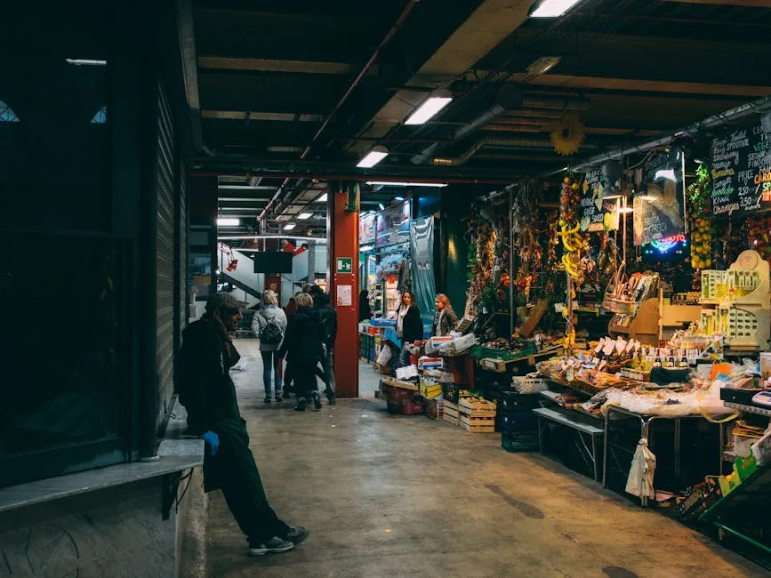 Allée d'un marché couvert romain avec étals et clients