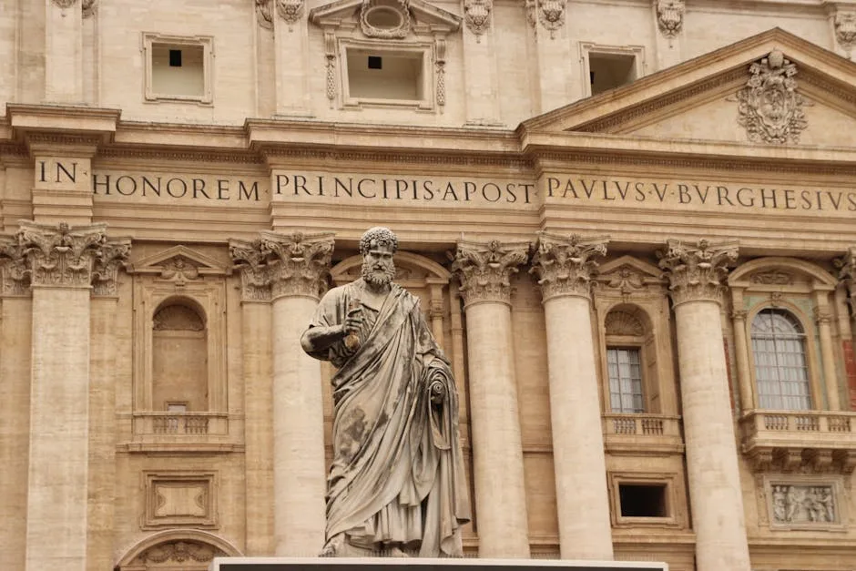 Statue de saint Pierre devant la basilique Saint‑Pierre au Vatican, Rome.