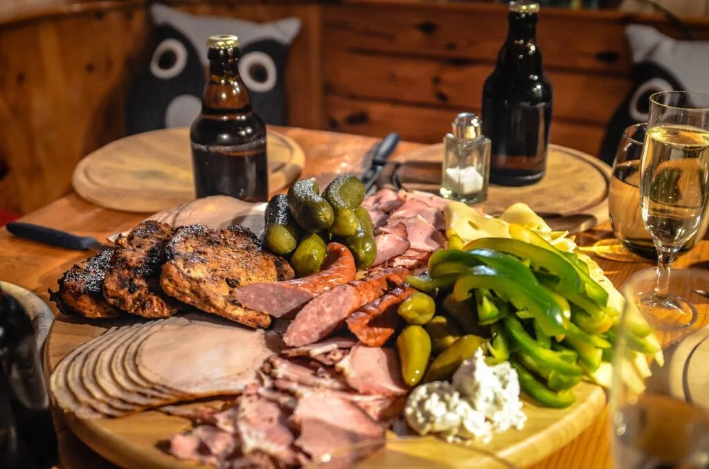 Planche de charcuterie variée avec cornichons et bières, Rome