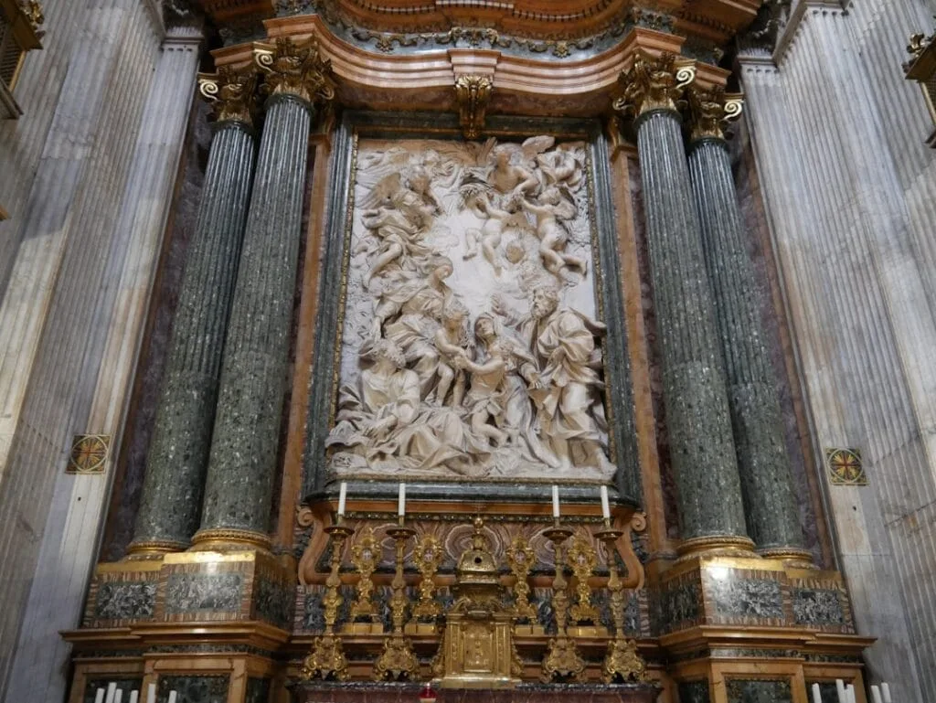Autel richement sculpté encadré de colonnes massives dans le Vatican, Rome
