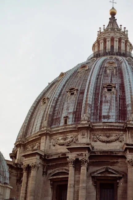 Dôme de la basilique Saint-Pierre dominant le ciel au Vatican, Rome