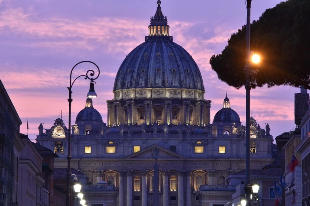 Basilique Saint-Pierre à Rome au crépuscule, rue illuminée et ciel mauve