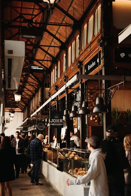Halle couverte animée avec stands de restauration et clients