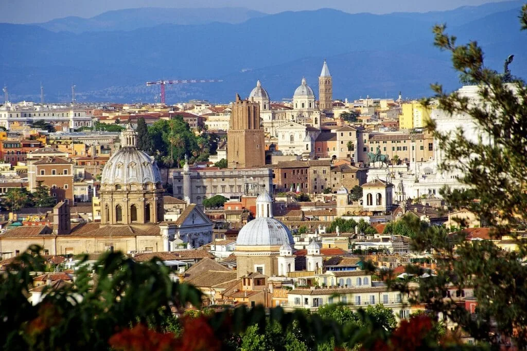 Panorama des dômes et toits de Rome depuis une colline