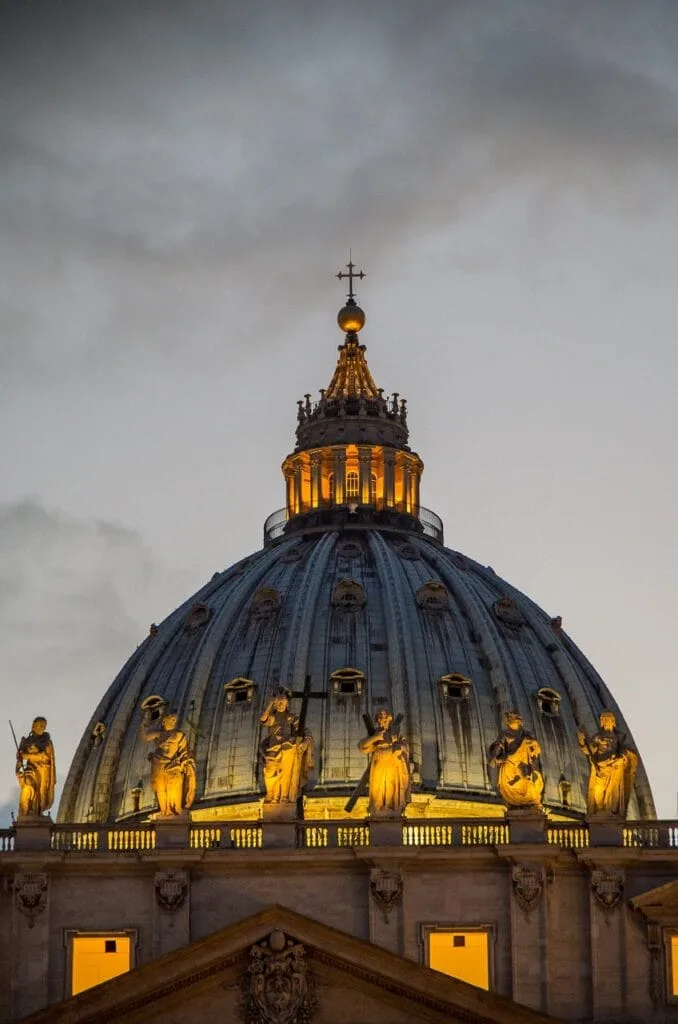 Dôme de la basilique Saint-Pierre illuminé au crépuscule à Rome